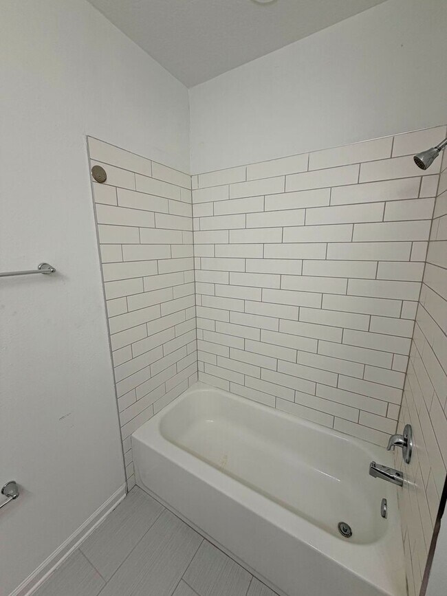 Building Photo - Beautiful 3 Bedroom, 2.5 Bathroom Townhome + Loft in Gated SilverLeaf Community