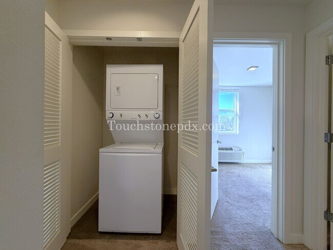 Building Photo - Modern 2 Bedroom, 1.5 Bathroom Apartment with Island Kitchen, Northeast Portland