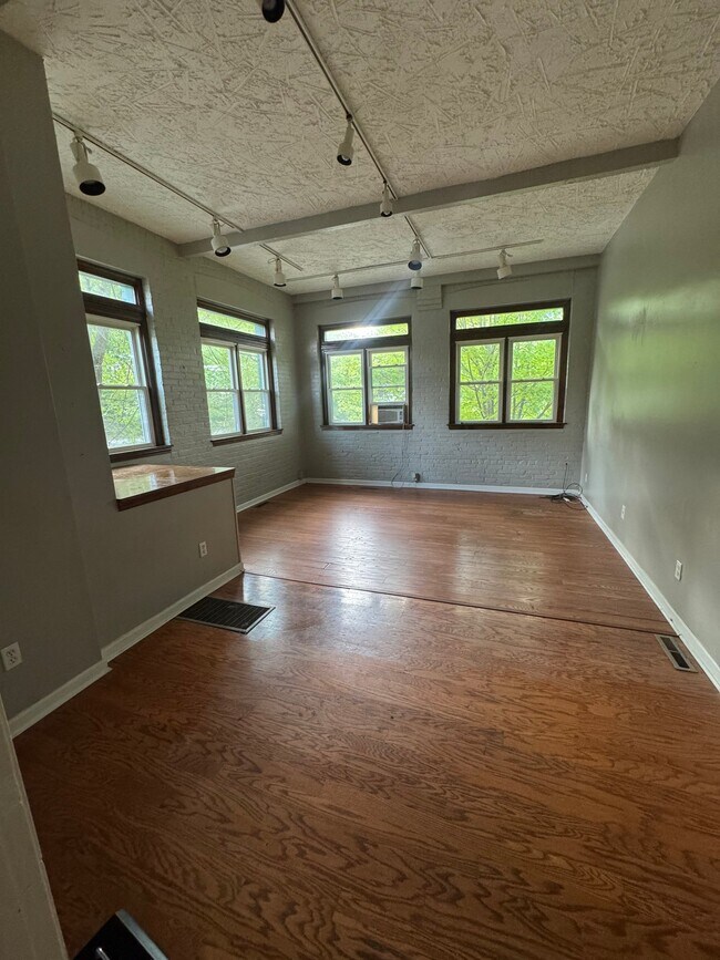 Building Photo - 108 Brook St
