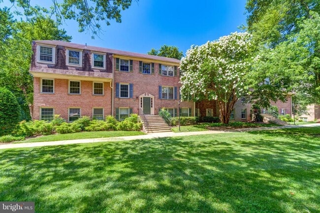 Building Photo - 6012 Westchester Park Dr