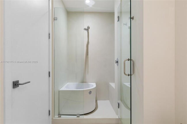 Building Photo - 2831 S Bayshore Dr