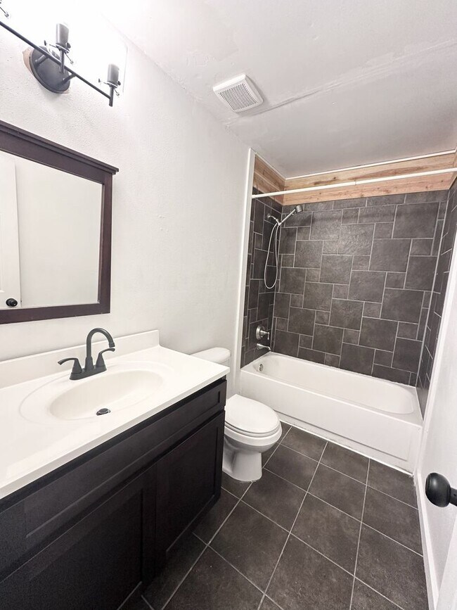 Building Photo - Renovated 4-bedroom, 2.5 bathroom in Virginia Beach