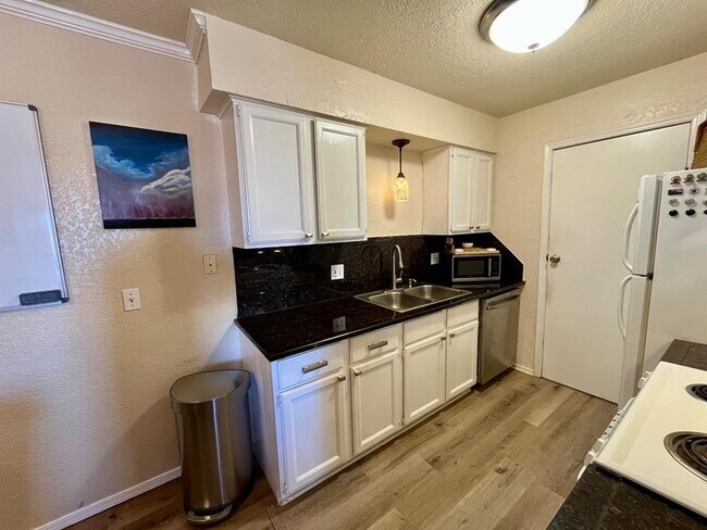 Building Photo - 3200 W Britton Rd