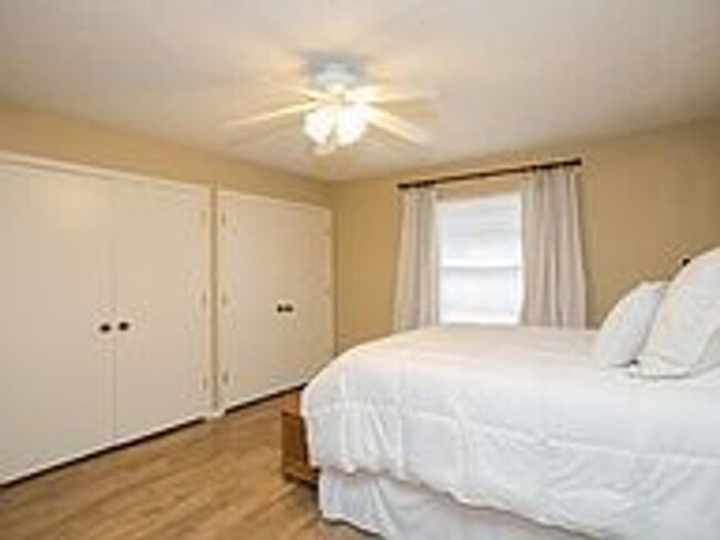 Building Photo - NO PETS ALLOWED: Wonderful 2 bedroom, 2 ba...