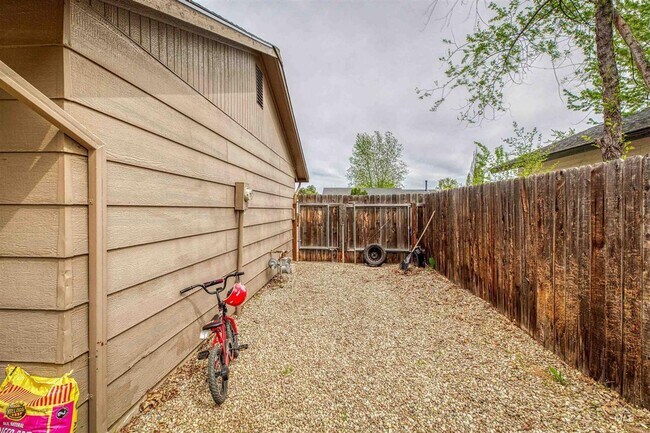Building Photo - Cozy Single-Level Home in Quiet Neighborhood