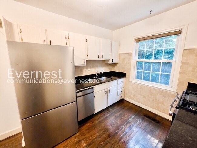 Building Photo - 2 Bed/1 Bath Condo with Modern Amenities / Available Now!