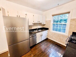 Building Photo - 2 Bed/1 Bath Condo with Modern Amenities / Available Now!