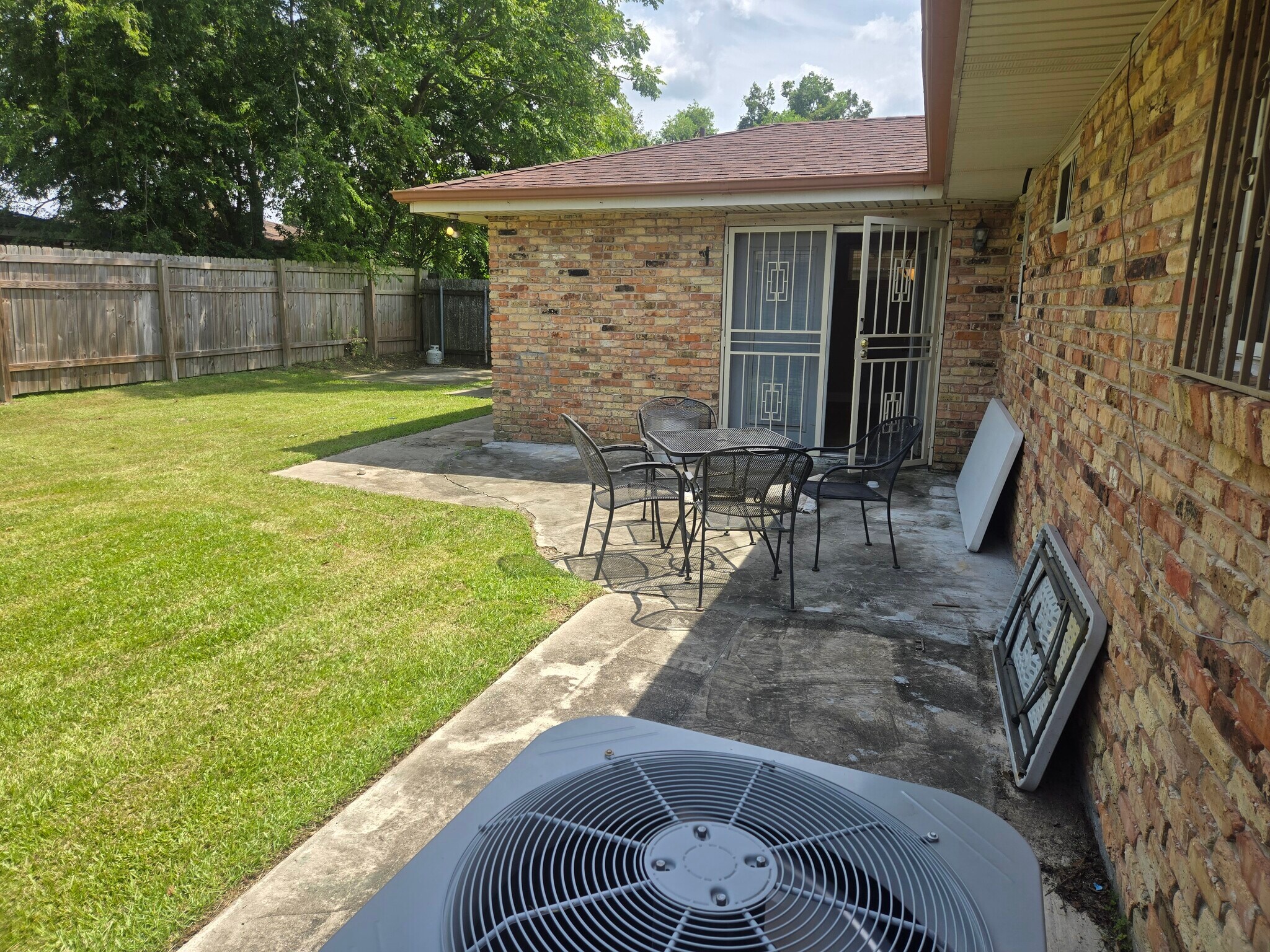 Building Photo - 4859 Camelot Dr