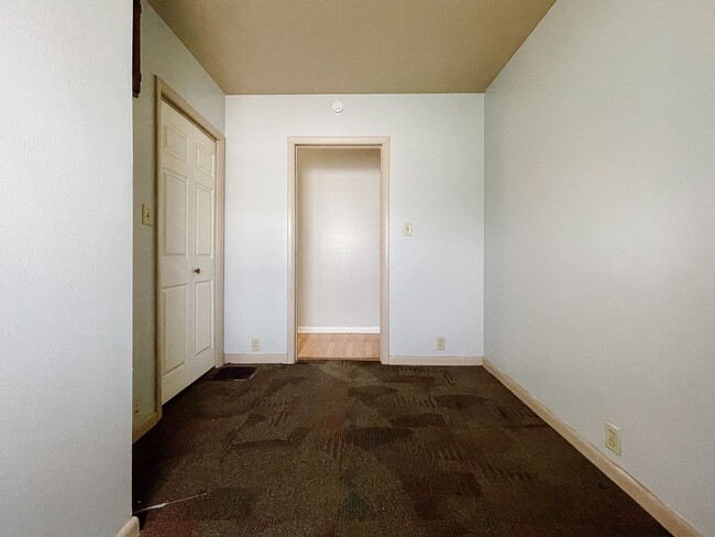 Building Photo - Enclosed Porch