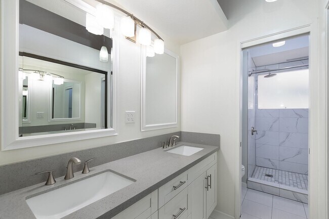 Building Photo - 3 Bedroom, 2.5 Bathroom Home with Photovol...
