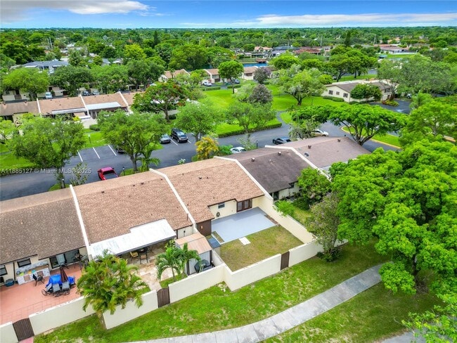 Building Photo - 13804 Kendale Lakes Dr