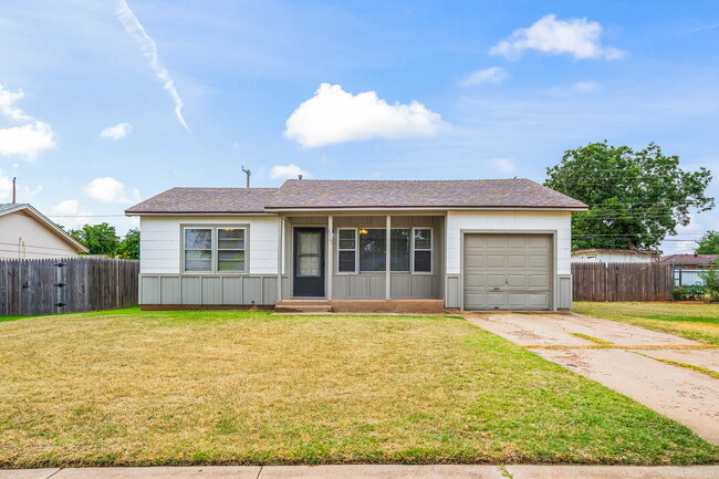 Primary Photo - Stylish 2 Bedroom Home with Gorgeous Upgra...