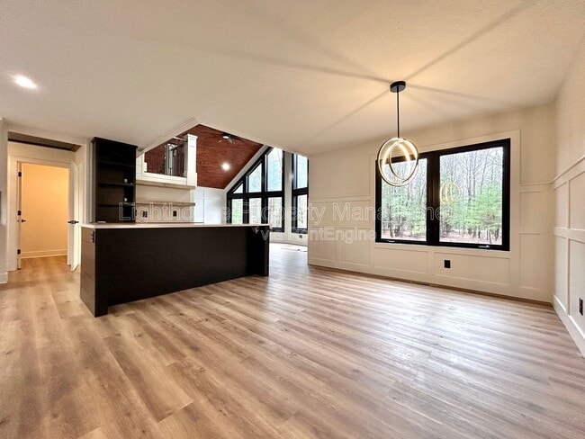 Building Photo - 1505 N Green Creek Rd