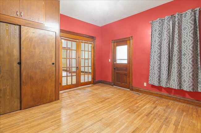 Building Photo - 411 N College St