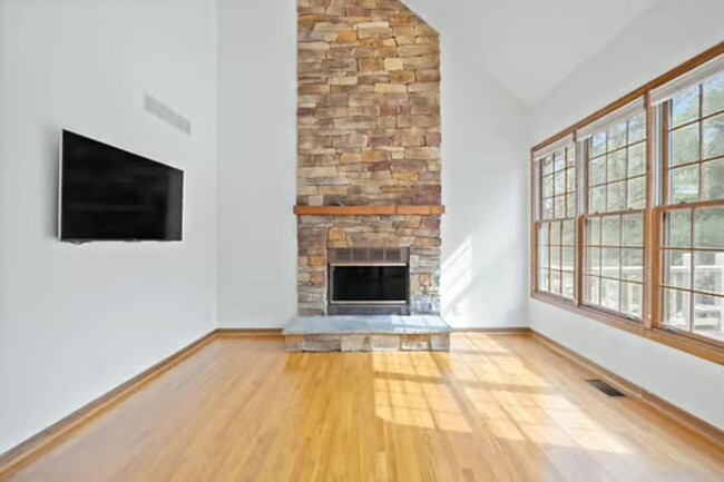 Building Photo - Silverton- Meticulous 4+ bedroom, 5ba, 2 car
