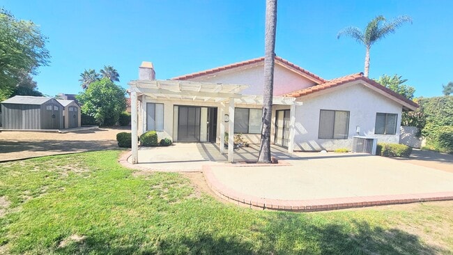 Building Photo - Gorgeous Single Story Home- Huge Back Yard...