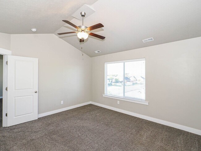 Building Photo - 4-bedroom, 2.5 bathroom Home