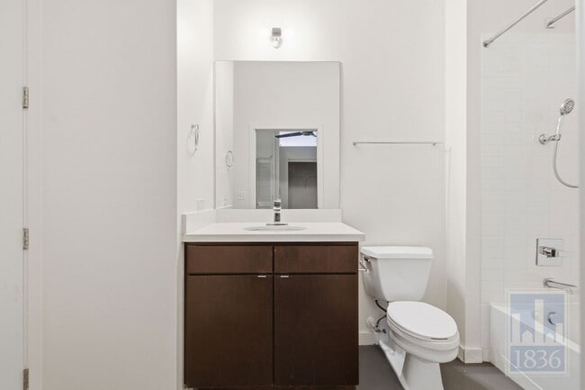 Building Photo - 507 Sabine St