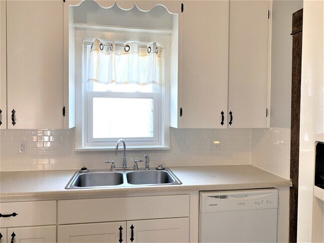 Building Photo - Large Beautiful Historic Home