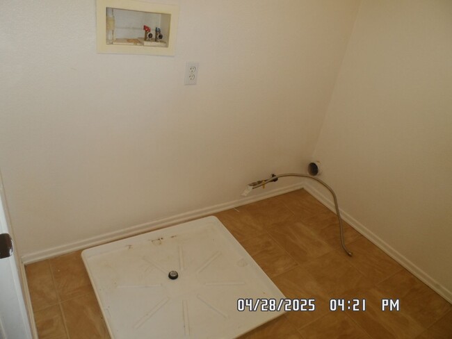Building Photo - 3 Bedrooms, 2 1/2 Bathrooms, 2 Story, Loft...