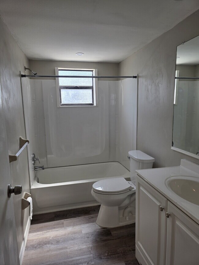 Building Photo - 3 bedroom home in Historic Tarpon Springs