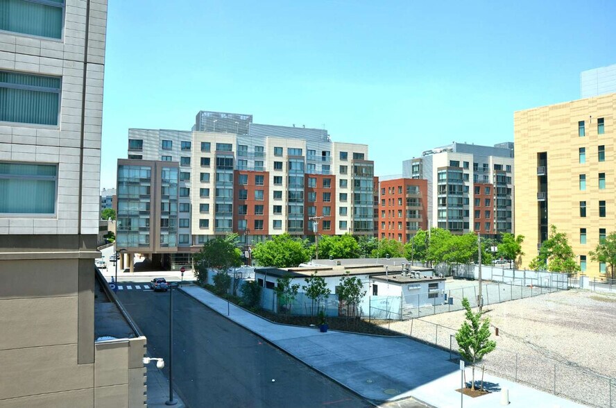 Building Photo - 250 Kendall St