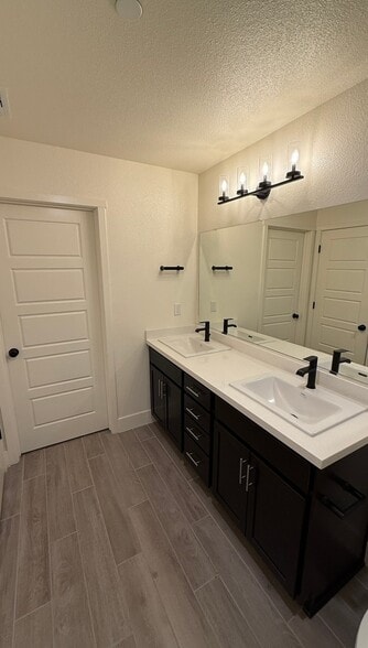Building Photo - 1672 Thistle Ln
