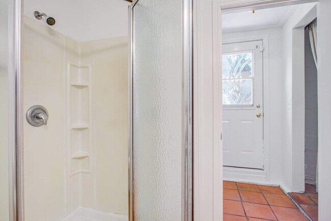 Building Photo - 2372 Overland Ave