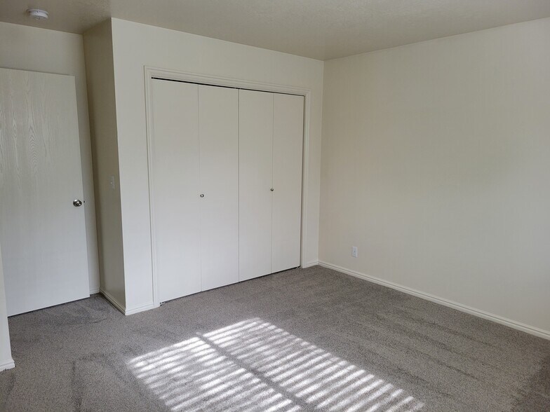 Building Photo - 445 N 500 W