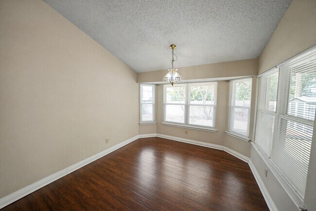 Building Photo - Great Home Near Randolph AFB - Realtor Com...