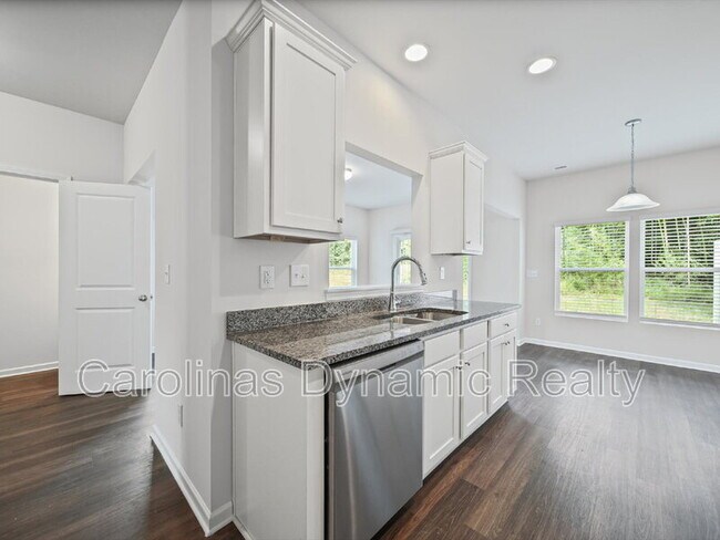 Building Photo - 914 S Battleground Ave