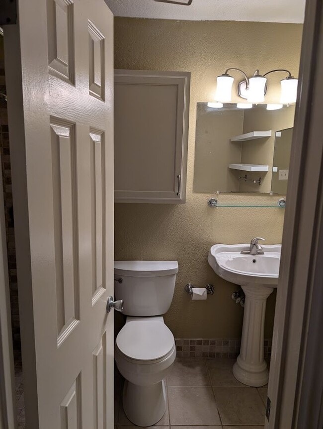 Building Photo - Creekridge - Hyde Park - 45 / Duval - Excl...