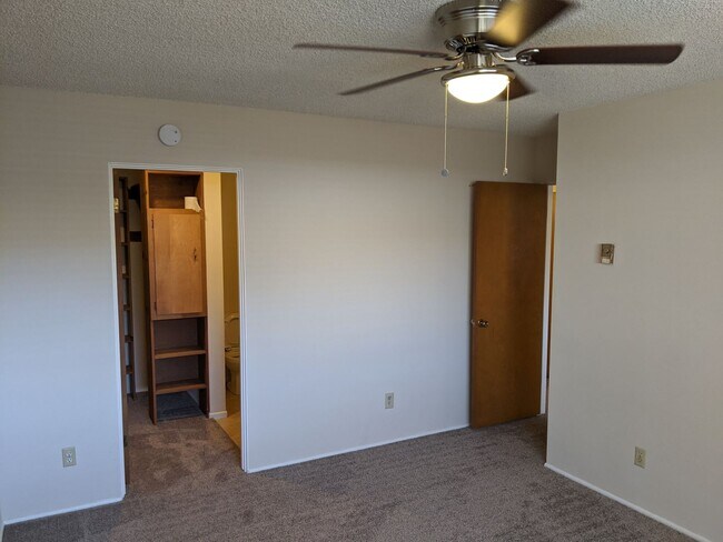 Building Photo - Clean condo in quiet community