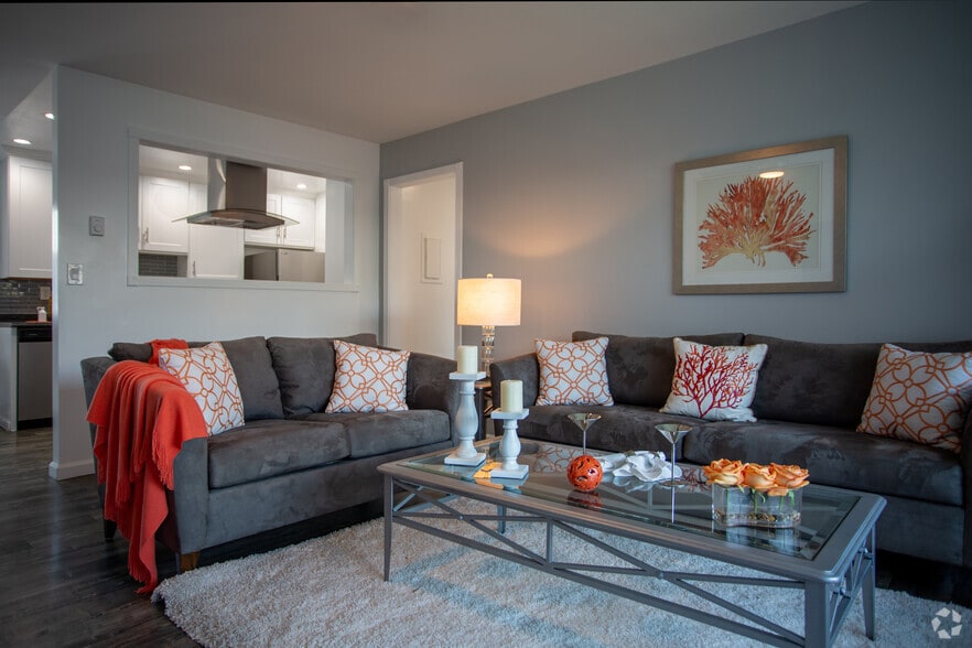 2BR, 1BA - Palm View Village Gardena