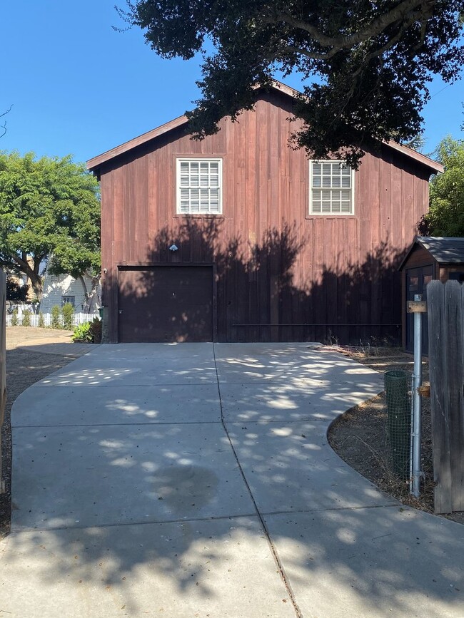 Primary Photo - Santa Barbara - Cute two bedroom, one bath upstairs home near Cottage Hospital.
