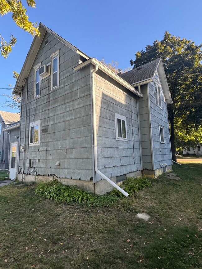 Building Photo - 420 W College St