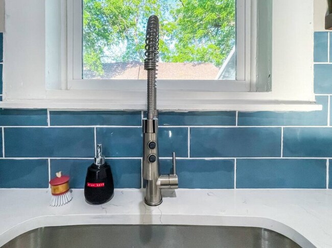 Building Photo - 1108 Center St