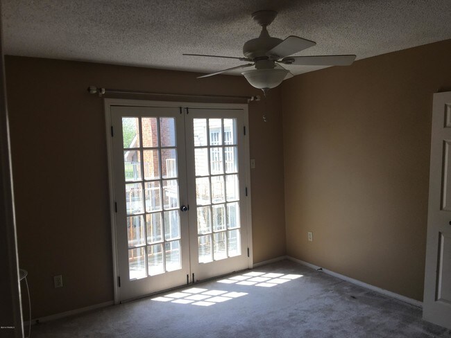 Building Photo - 100 Teal Ln