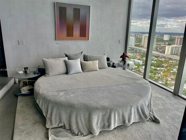 Building Photo - 18555 Collins Ave