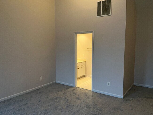 Building Photo - Beautiful 4BR 4.5BA 4 level townhome with 2 car attached garage located in the Fallsgrove Community