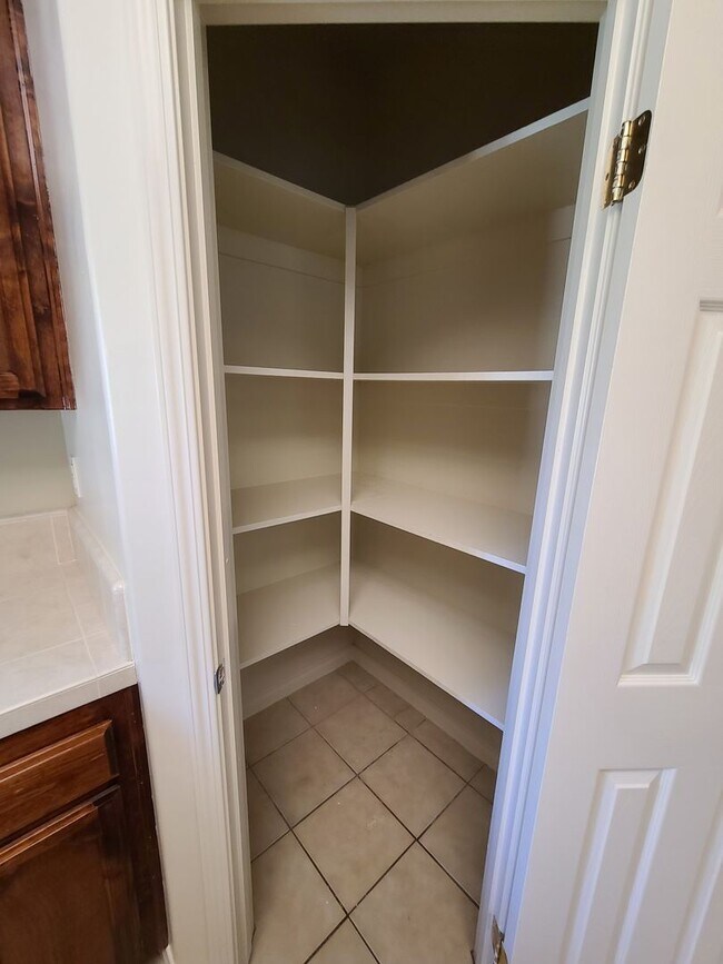 Building Photo - 4/2 bathroom located close to schools, sho...