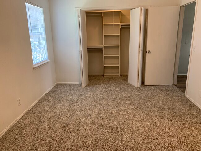 Building Photo - 902 W Edgewater St