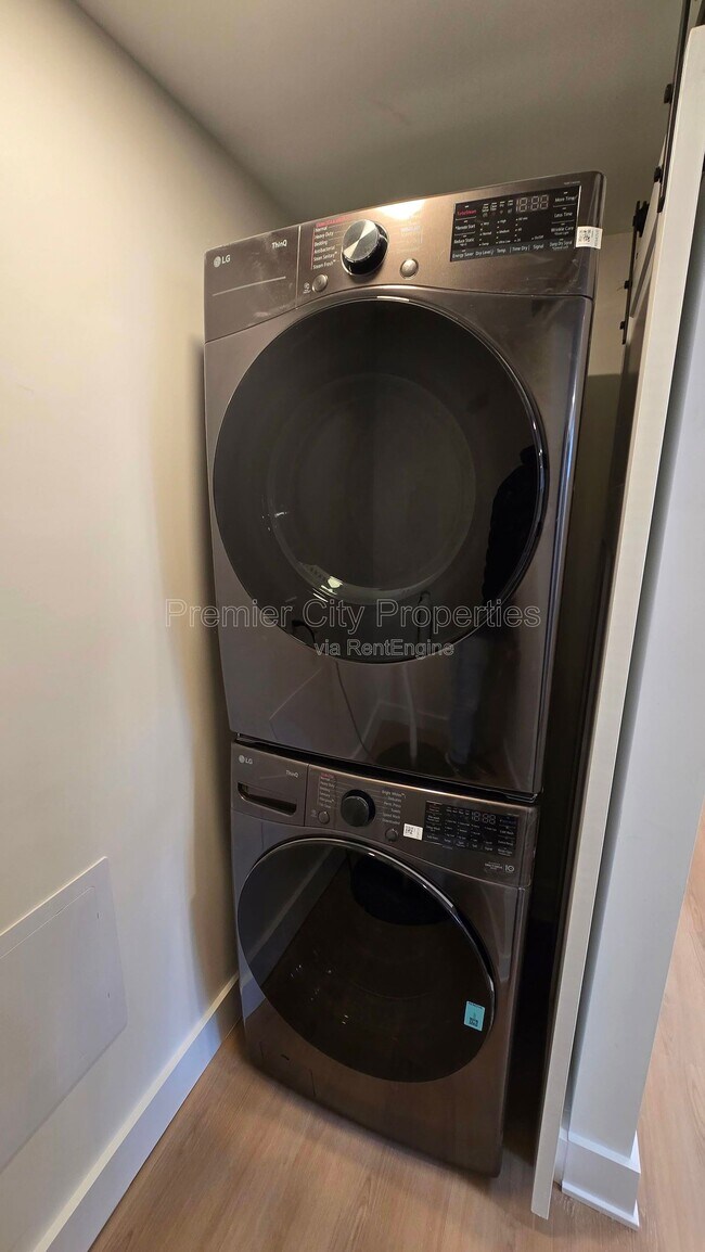 Building Photo - 240 Mcgregor Ave