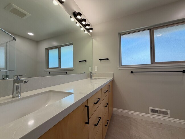 Building Photo - 832 Cathedral Dr