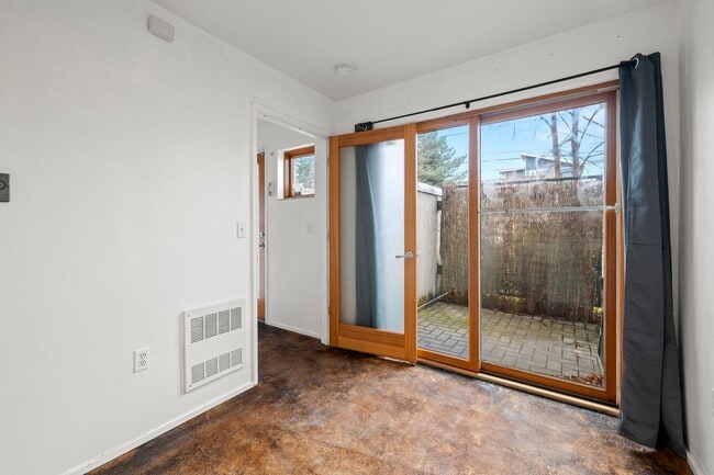 Building Photo - 2 BR 2 BA Townhome in North Tabor- 3 Levels!