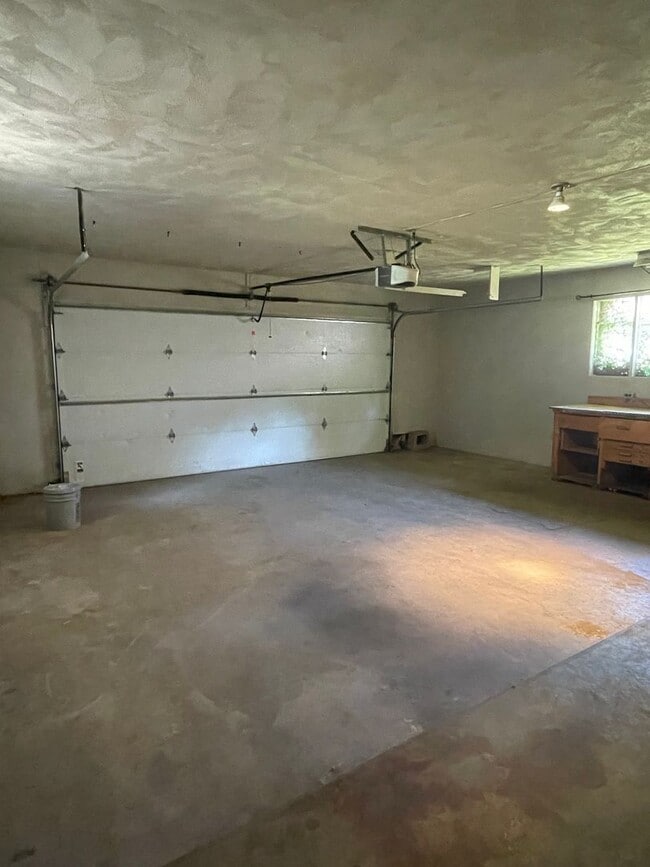 Building Photo - STUDENTS WELCOME! Sprawling Ranch Style 3 Bedroom 3 Bath Home w/ finished basement in Midtown For...