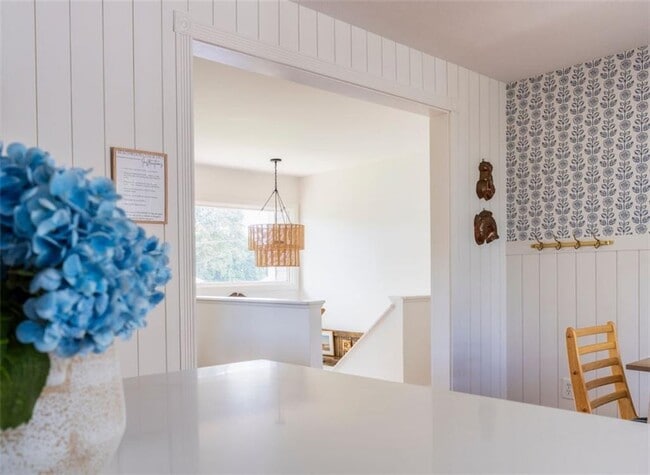 Building Photo - 11 N Hillview Dr