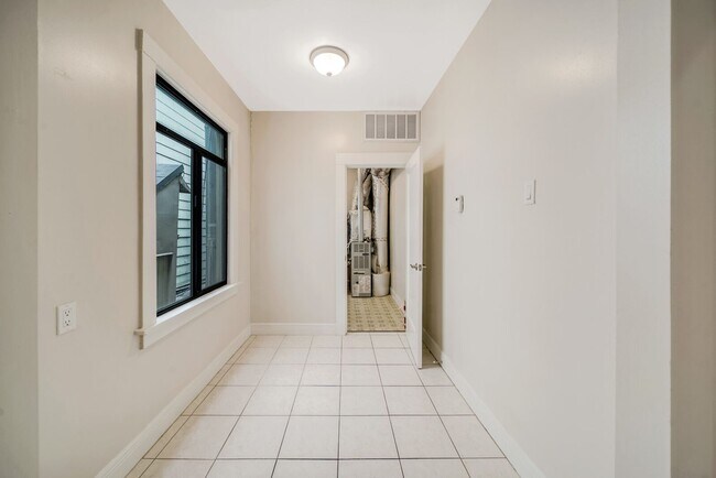 Building Photo - 2407 25th Ave