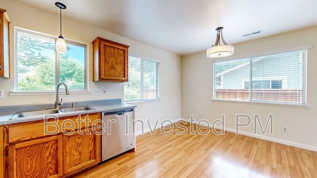 Building Photo - 832 S Orchard Ave