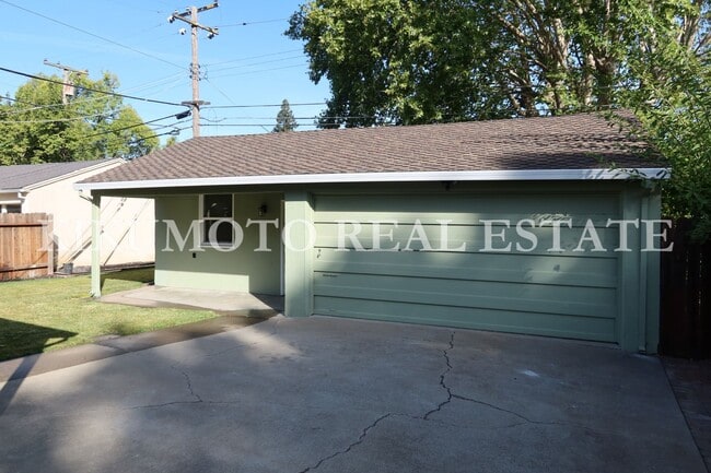 Building Photo - 2 bedrooms, 1 bath, Large 2 car garage & carport